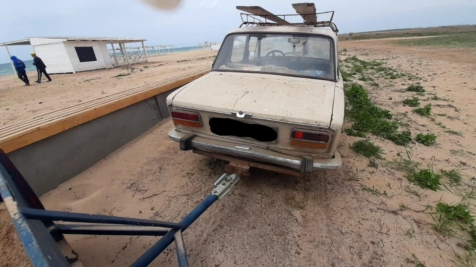 Авто марки ВАЗ-2103 стояло в водоохранной зоне Черного моря. Фото: официальный сайт Министерства экологии и природных ресурсов РК.