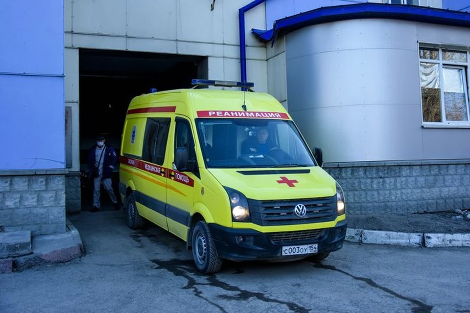 Пенсионер, попавший под поезд, умер до приезда врачей.