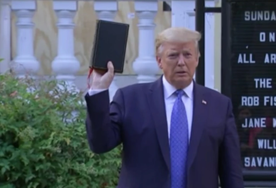 Трампа обвинили в использовании Библии для своих политических целей
