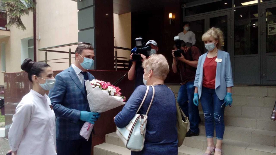 Городские власти встречают первого клиента нового курсезона-2020 - жительницу Хабаровска Ирину Сафонову.