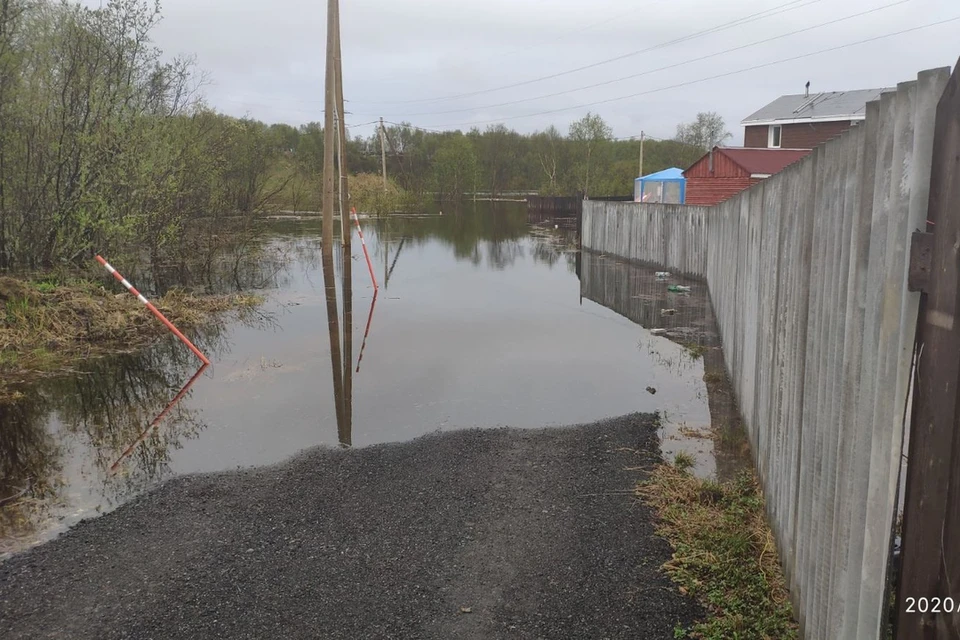 Вода добралась и до домов Зверосовхоза. Фото: Мурманск. Официальная группа.