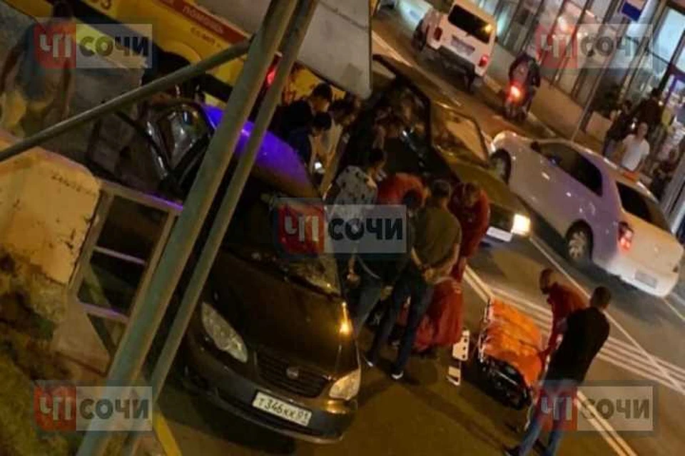 В Сочи иномарка сбила мужчину на пешеходном переходе. Фото ВК "ЧП Сочи"