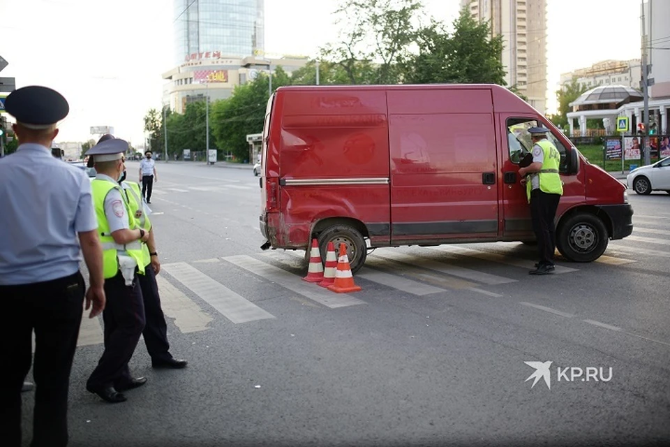 Авария произошли из-за того, что водитель фургона проскочил перекресток на красный сигнал светофора