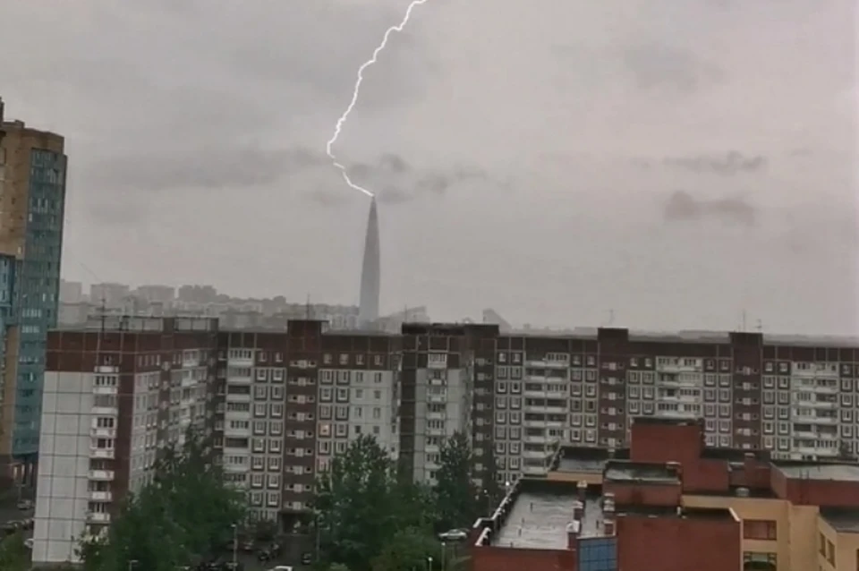 Буря в санкт петербурге сегодня. Лахта-центр в Санкт-Петербурге молния. Удар молнии в Лахта центр. Лахта-центр в Санкт-Петербурге молния ударила Лахта. Молния ударила в Лахта центр.