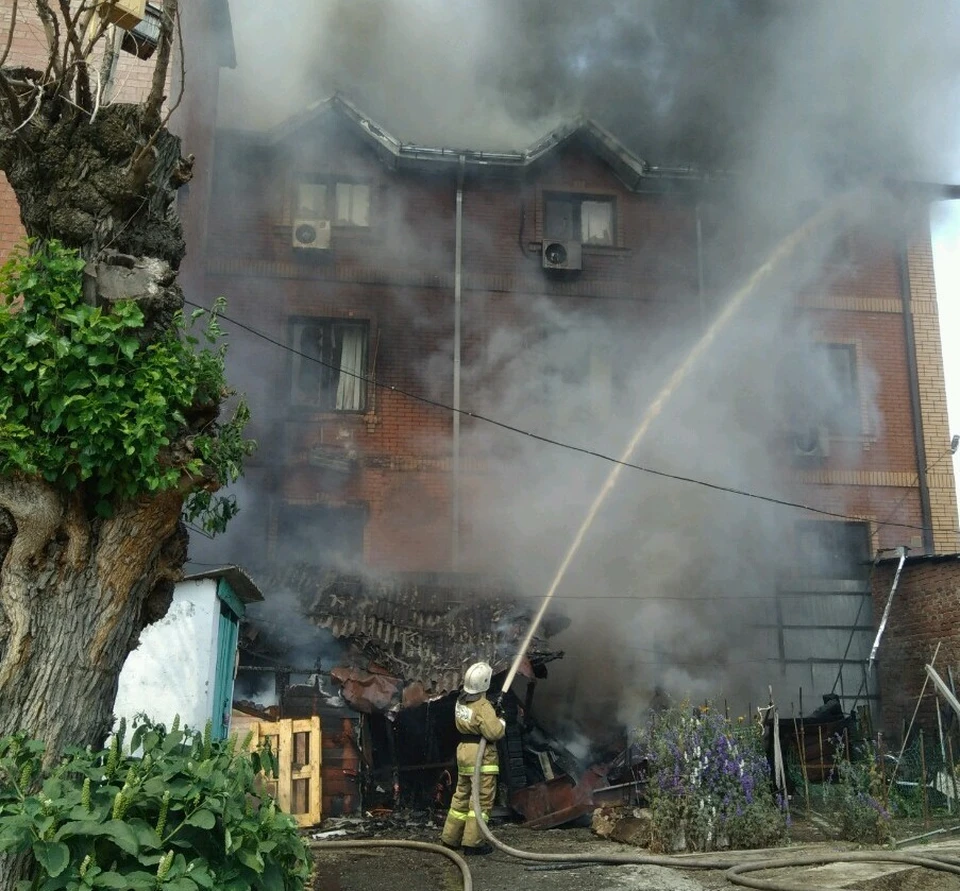 Краснодар пожар в центре. Утриш пожар в заповеднике 2020. Пожарные сочи. Что горит в краснодарском крае. Пожарные краснодара.