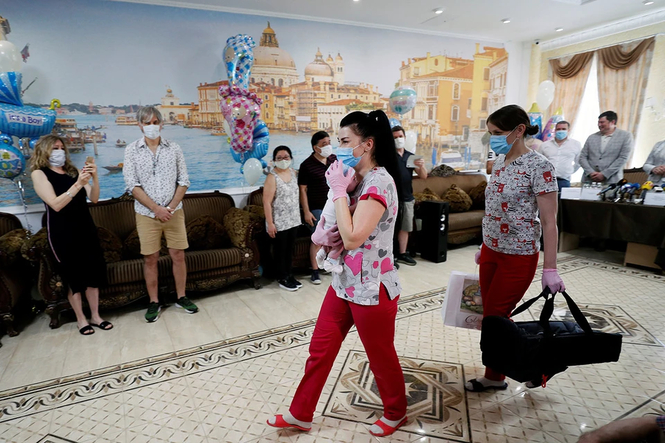 В Киевском отеле шесть супружеских пар из Аргентины забрали своих детей, рожденных от суррогатных матерей на Украине.