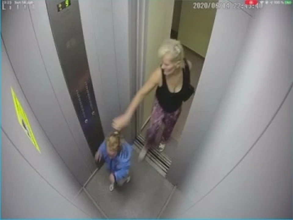 В Красноярске завели уголовное дело на женщину, избившую в лифте маленькую девочку. Фото: стоп-кадр видео