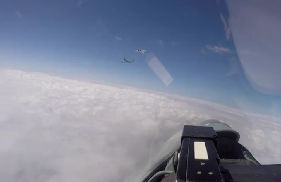 Видео перехвата российскими истребителями американских бомбардировщиков появилось в сети