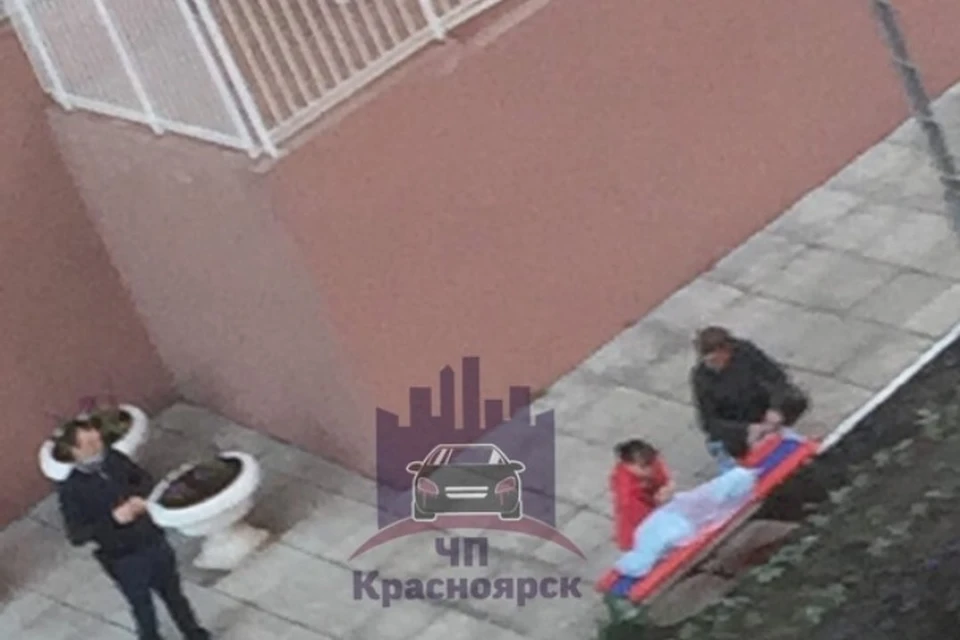 Родители выпавшего с 8 этажа 2-летнего Жени рассказали о трагедии. Фото: ЧП - Красноярск.
