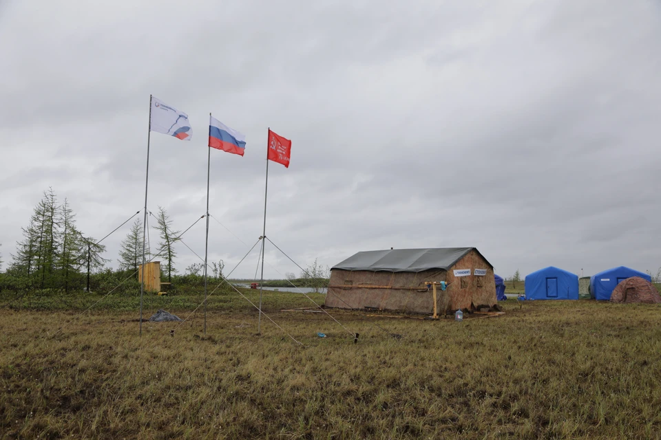 Копия Знамени Победы поднята над полевым городком АО «Транснефть – Сибирь» в г. Норильске. Фото - АО «Транснефть – Сибирь».