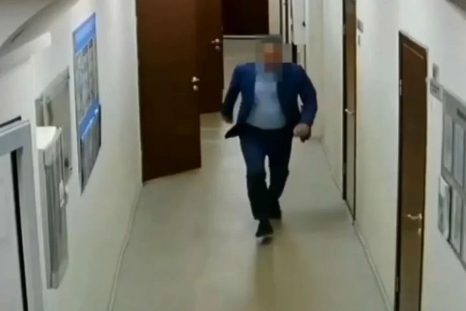 Увидел следователей и побежал: попытка иркутского чиновника избежать ареста попала на видео. Фото: скриншот видео СУ СКР по Иркутской области.