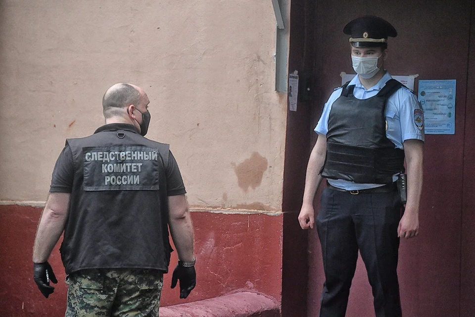 Сотрудники полиции и СК на месте громкого преступления на севере Москвы.