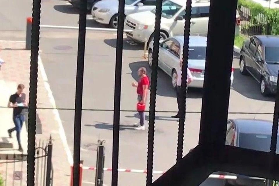 Мужчина в красном разговаривал с полицейским, после чего поджег себя.