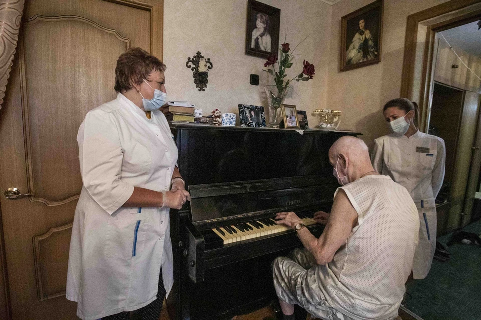 Аркадий Королицкий и сотрудники госпиталя.