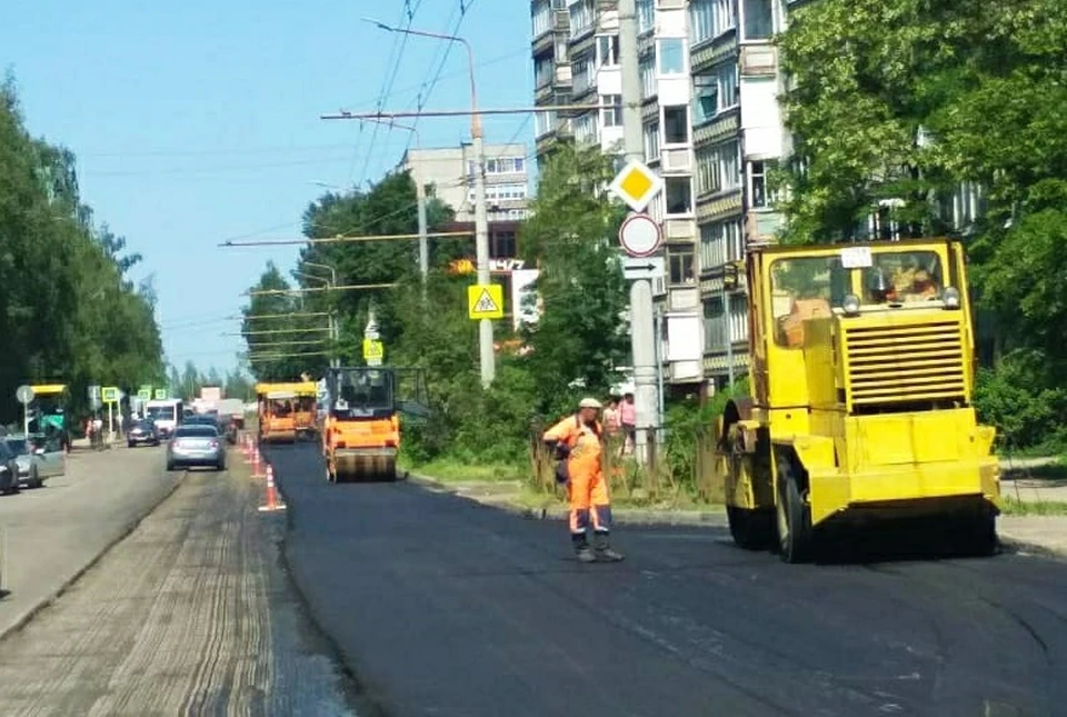 На улице П. Алексеева в Смоленске начали укладывать асфальт. Фото: администрация г. Смоленска.