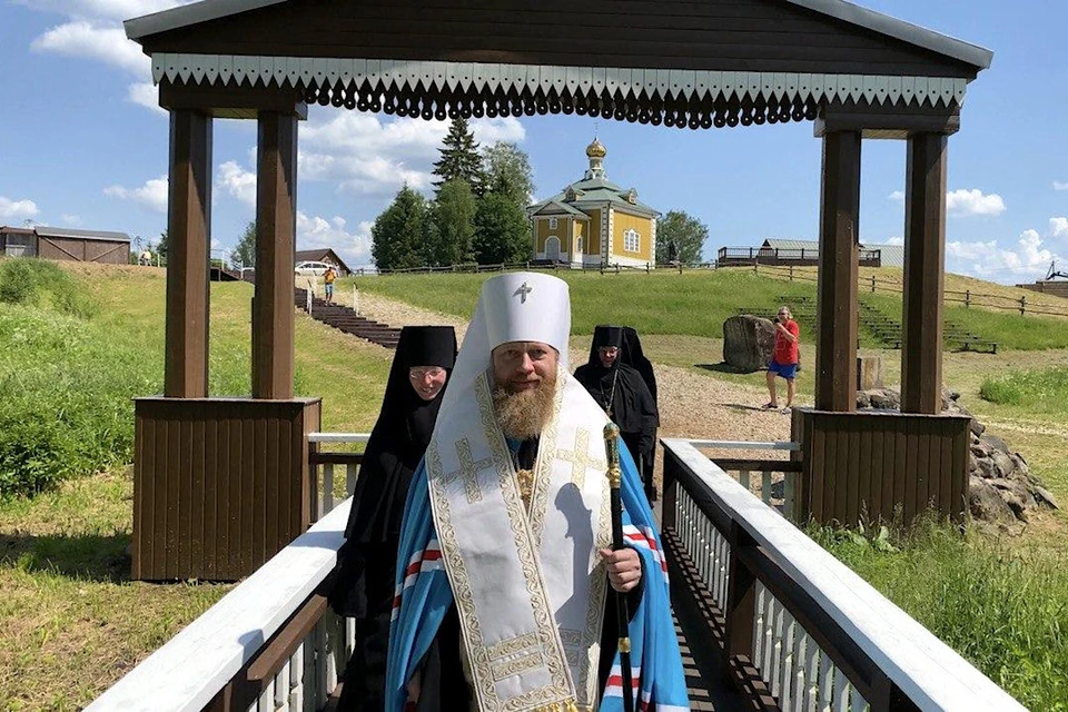 Митрополит Тверской и Кашинский Савва на истоке Волги. Фото: Тверская епархия.