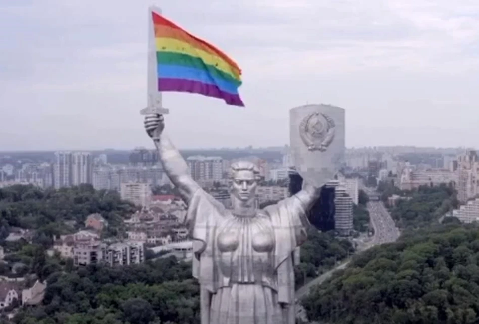 Флаг ЛГБТ «украсил» меч «Родины-матери» в Киеве. Фото: кадр из видео KyivPride в соцсети facebook