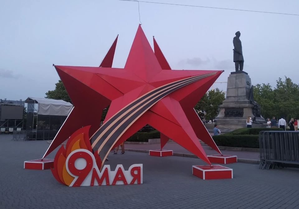 Праздничная инсталляция на площади Нахимова - подготовка к празднику идет полным ходом