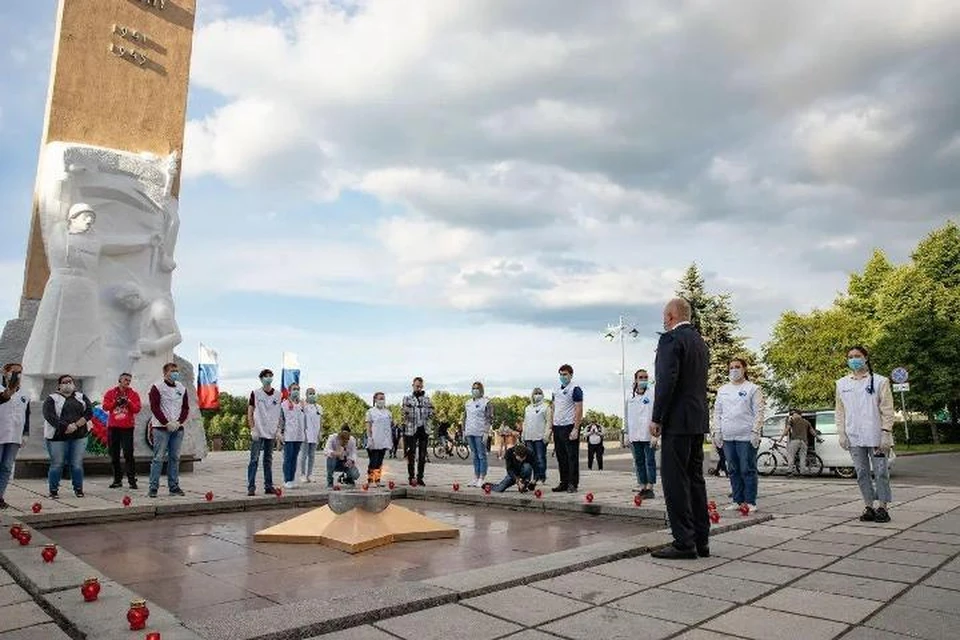 Кузбассовцы зажигают Свечи памяти. ФОТО: пресс-служба Администрации правительства Кузбасса