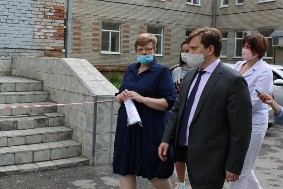18 июня министра здравоохранения Алтайского края Дмитрий Попов проверил готовность роддома к открытию.