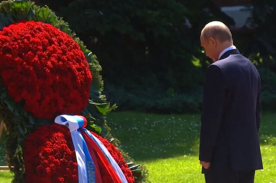 Путин почтил минутой молчания память погибших в Великой Отечественной войне