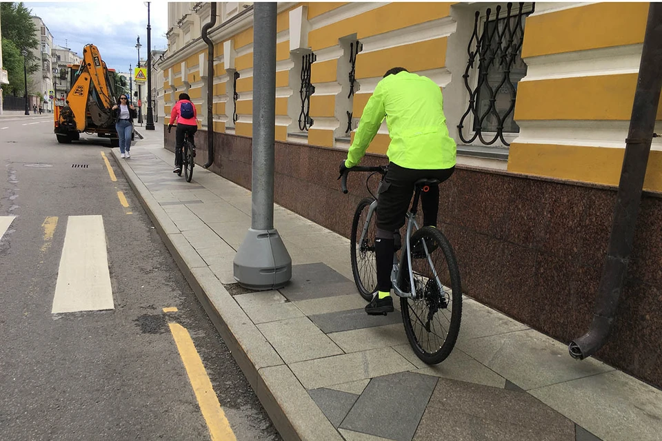 На Большой Ордынке даже двум пешеходам разойтись трудно, не то что велосипедистам.