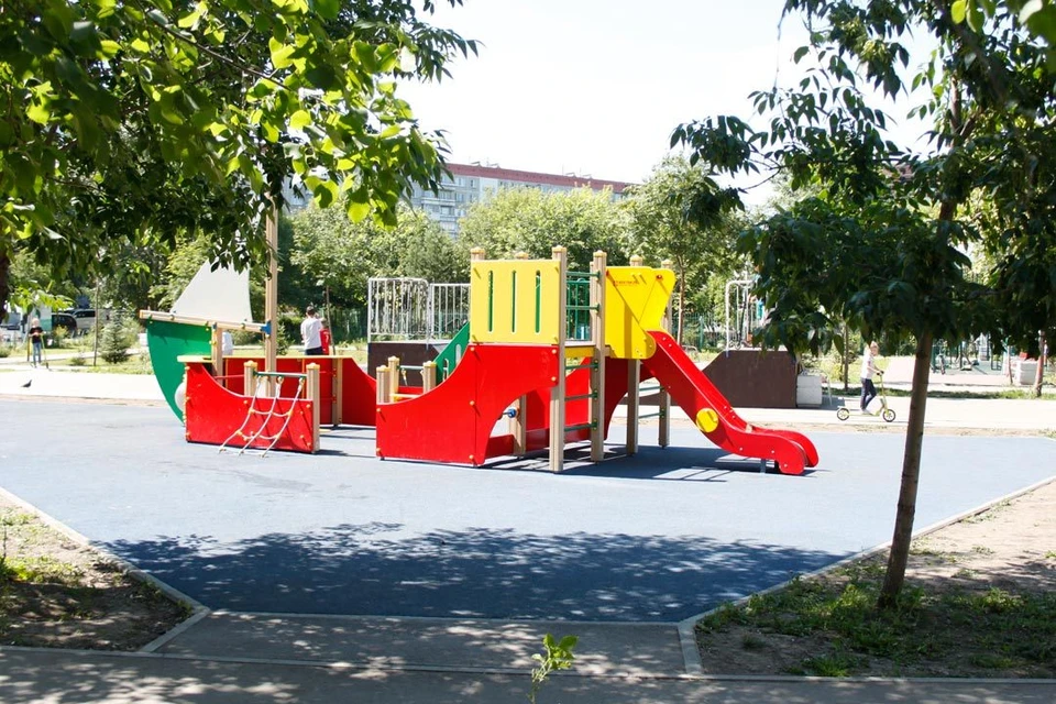 Новый детский городок во дворе на улице С. Кожевникова.