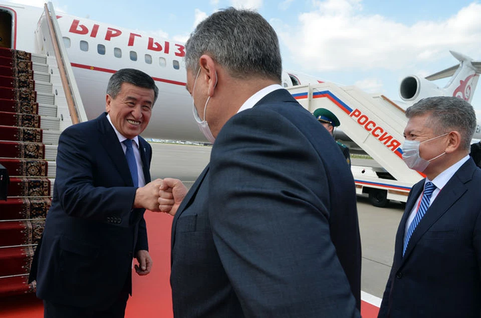 Президент накануне прилетел в Москву, но не смог участвовать в Параде Победы. У членов кыргызской делегации обнаружили коронавирус.