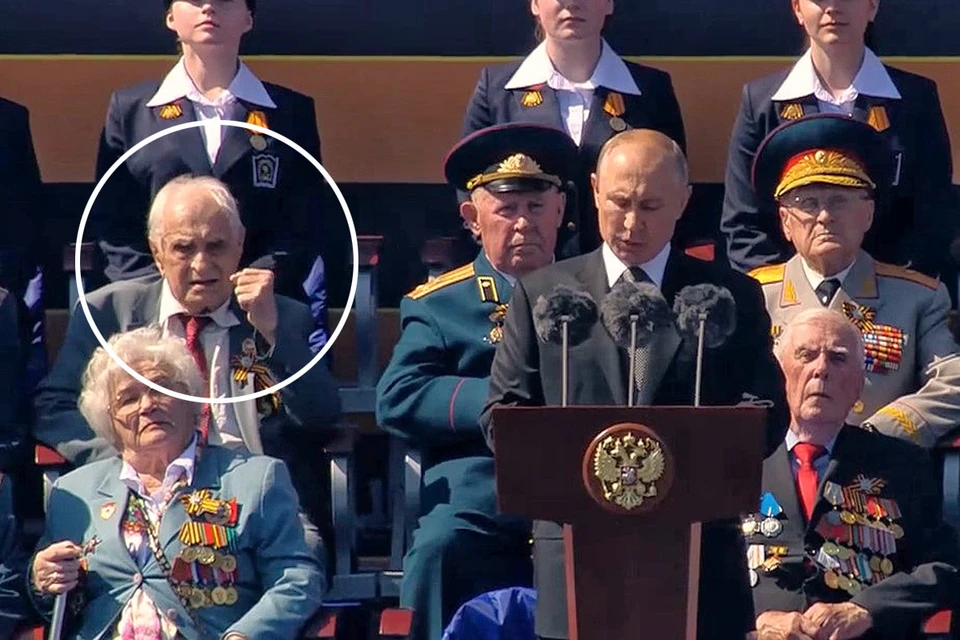 Жест ветерана во время выступления президента Путина перед участниками Парада Победы.