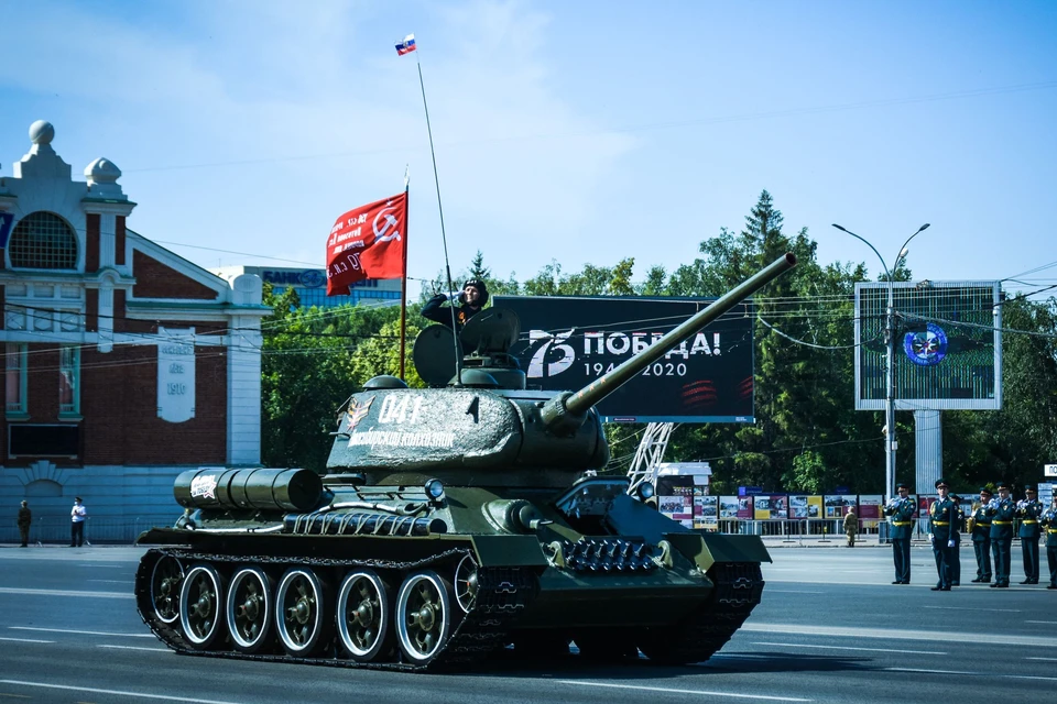 Танк Т-34 возглавил выезд военной техники на площадь Ленина.