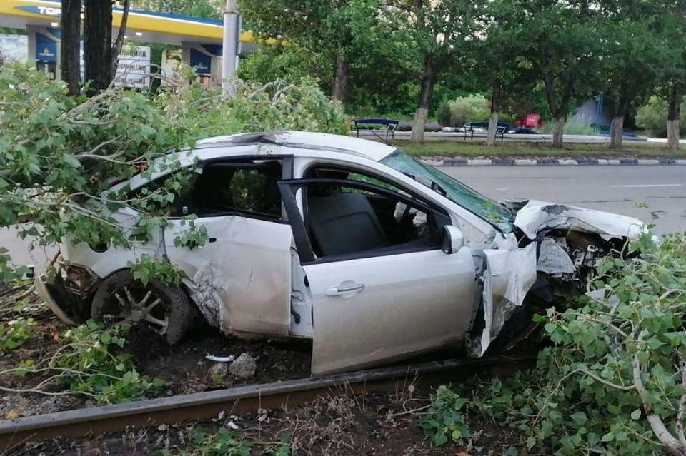 Иномарка врезалась в дерево. Фото ГИБДД по Саратовской области