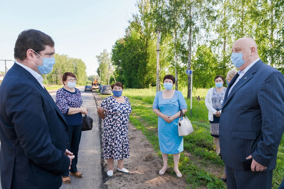 Губернатор Алексей Островский (на фото слева) беседует с главой Руднянского района (справа) и жителями Понизовья. Фото: администрация Смоленской области.