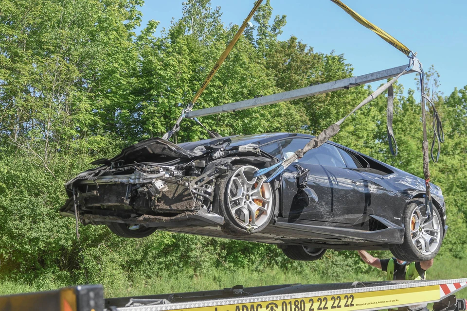 Англичанин купил люксовый спортивный автомобиль и разбил его через полчаса