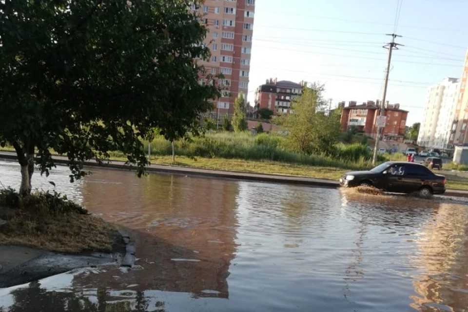 Часть улицы превратилась в реку. Фото: мэрия Ростова-на-Дону.