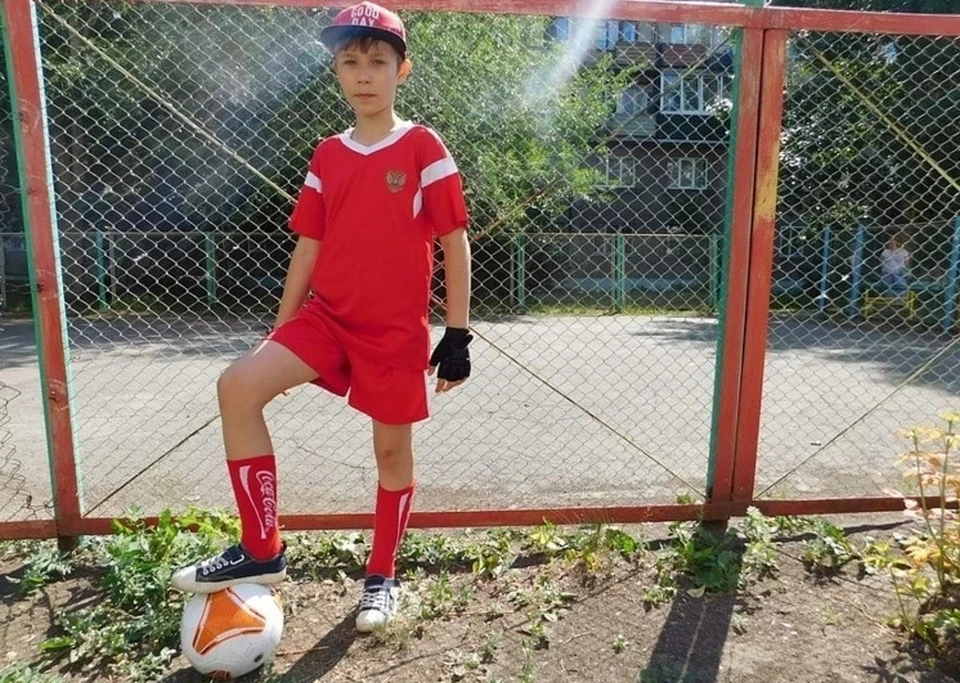 Савва покупает футбольные мячи для детских приютов. Фото соцсети.