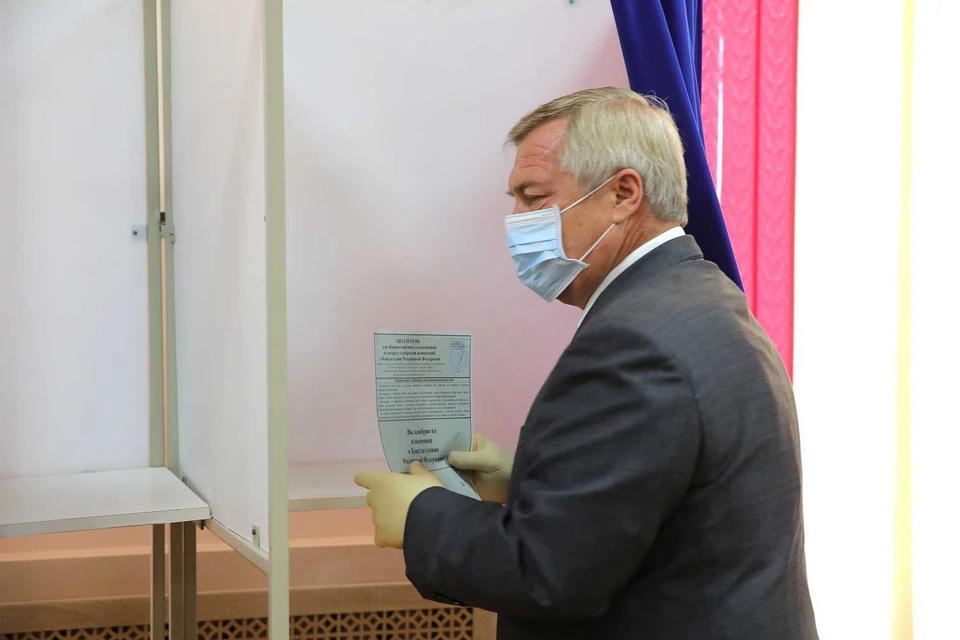 Донской губернатор пришел на избирательный участок, чтобы поддержать поправки в Конституцию своим голосом. Фото: donland.ru