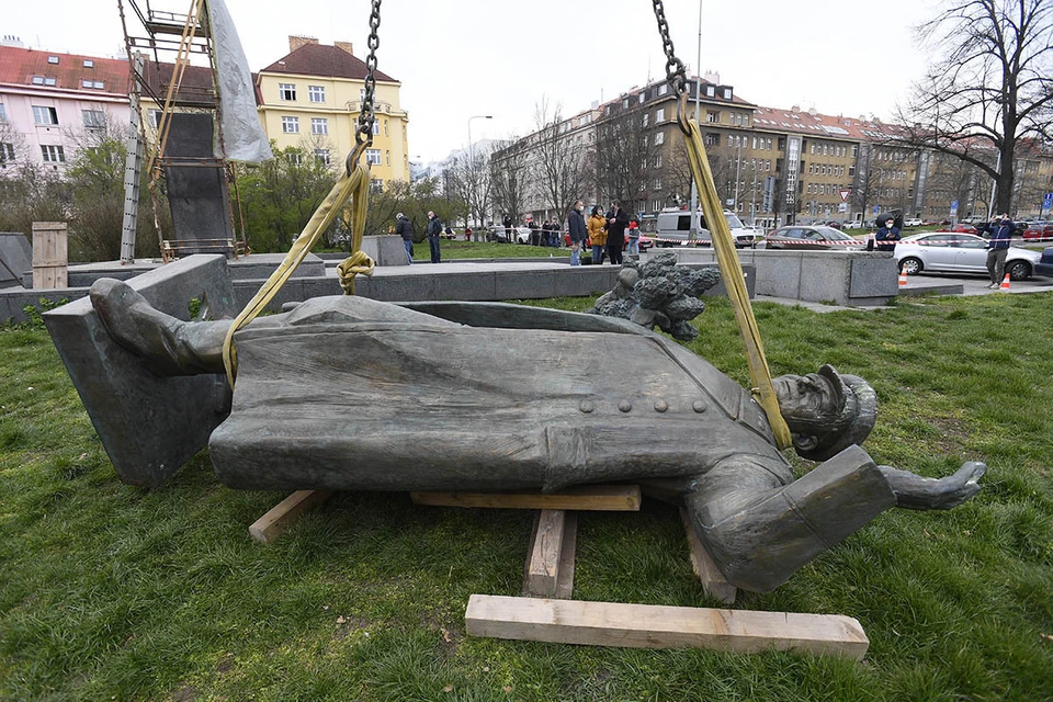 3 апреля 2020 года по приказу стервеца Ондржея Коларжа, старосты района Прага-6, на шею статуи советского маршала Конева накинули веревку.