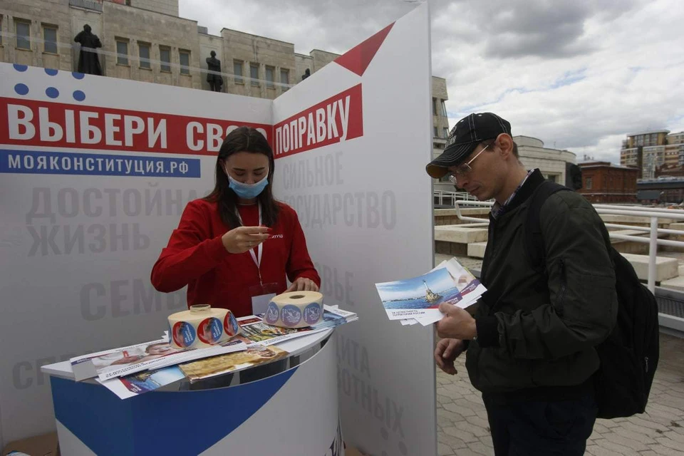 За несколько дней до голосования в Омске работали инфостенды, где избирателям рассказывали всю информацию о поправках.