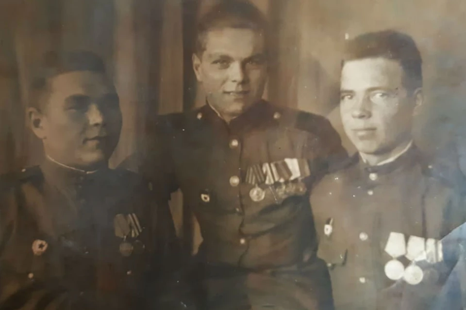 Василий Нещерет (в центре) с сослуживцами. Фото: семейный архив героя