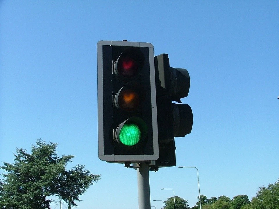 На улице Авторемонтной в Тюмени погаснут светофоры. Фото - pixabay.com.