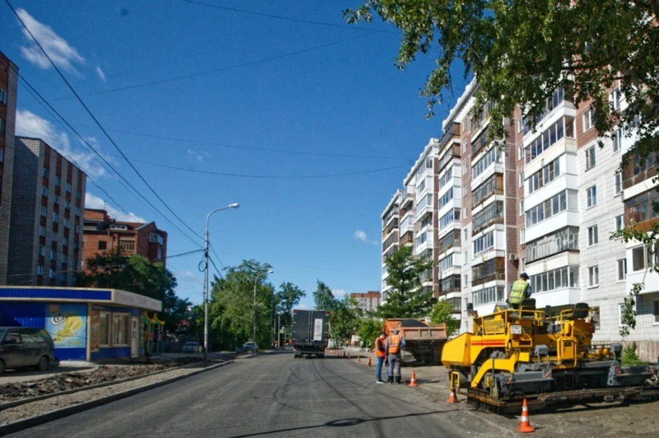 Дорожно-ремонтные работы ведутся комплексно: с устройством тротуаров и установкой новых бортовых камней.