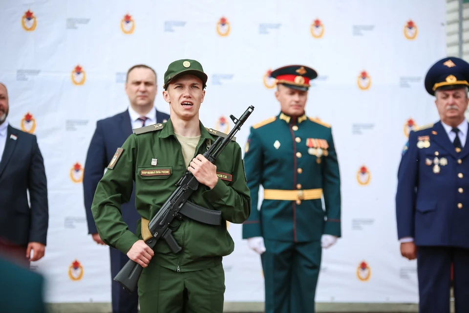 Чемпионата Европы по шорт-треку в эстафете Павел Ситников принимает военную присягу