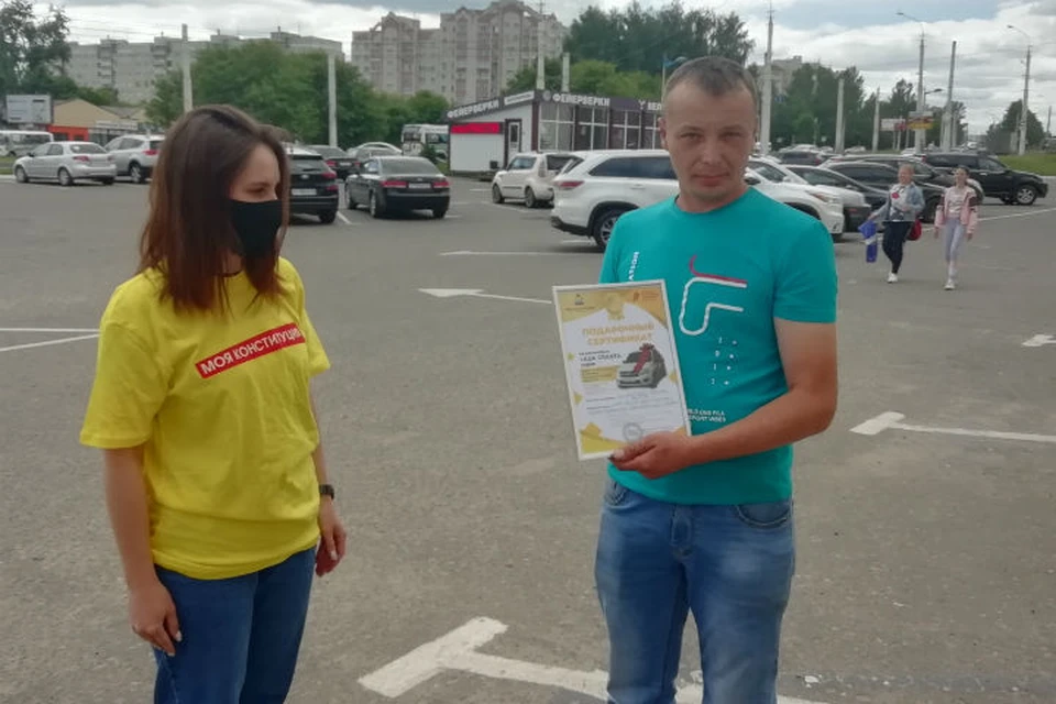 Сертификат на автомобиль сегодня, 30 июня, вручили супругу Людмилы Смирновой. Фото предоставлено Администрацией Костромской области