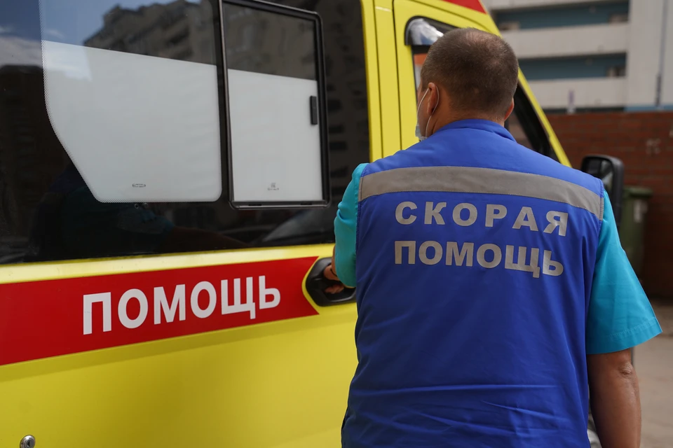 Медики приехали на помощь пострадавшему.