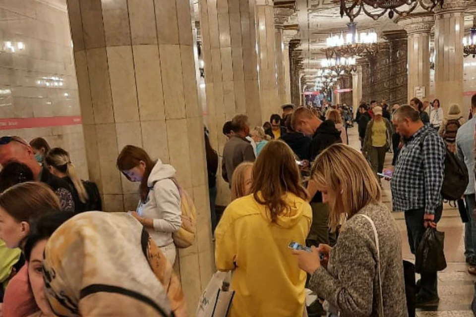 Что случилось в метро с екатериной васильевой. Уборщик Петербургский метрополитен. На красной ветке метро произошел сбой в движении.