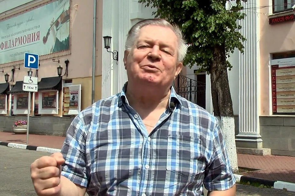 Вадим Тирон спел после голосования не в первый раз. Он делал это и в 2018 году. Фото: кадр с видео ПТО