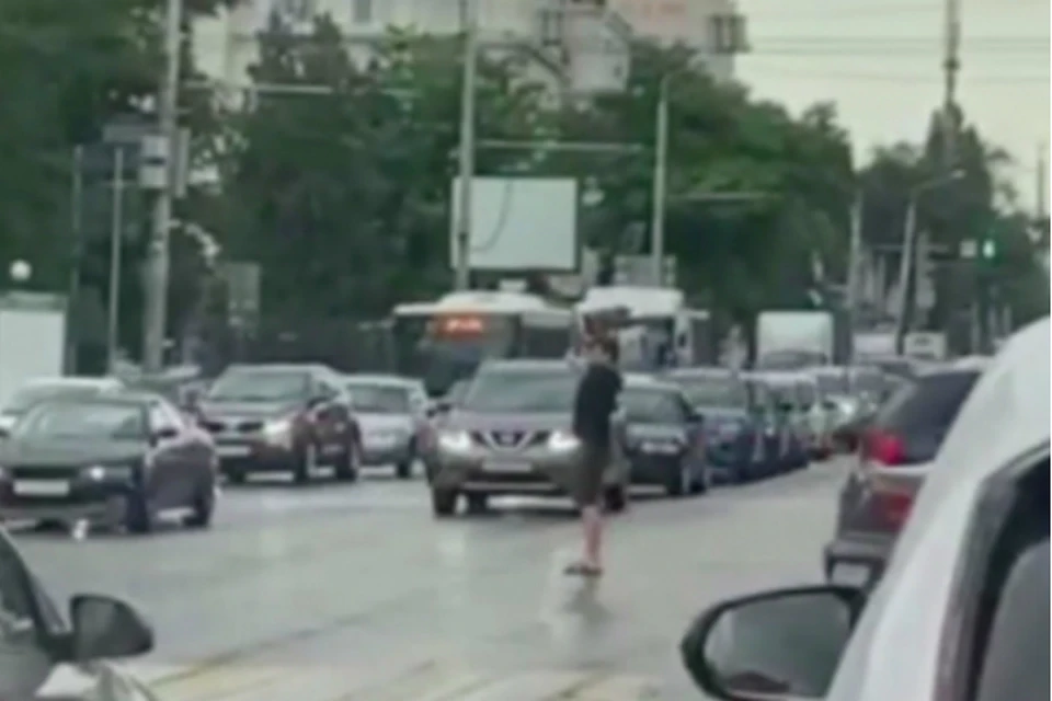 В Ростове парень регулировал движение из-за сломанного светофора. Фото: соцсети