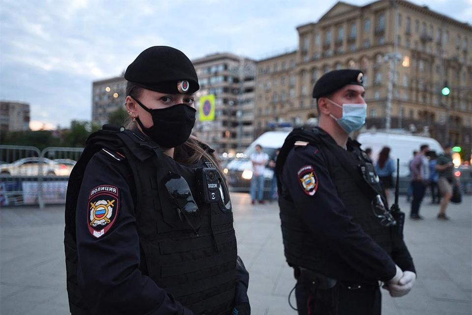 Сотрудники полиции у места пикета на Пушкинской площади в Москве.