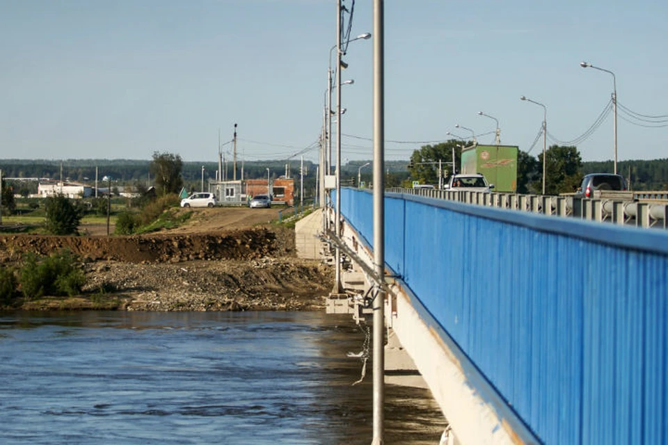 Сегодня мирная река Ия в прошлом году разбивала о мост один дом за другим. Фото: Пресс-служба правительства Иркутской области.