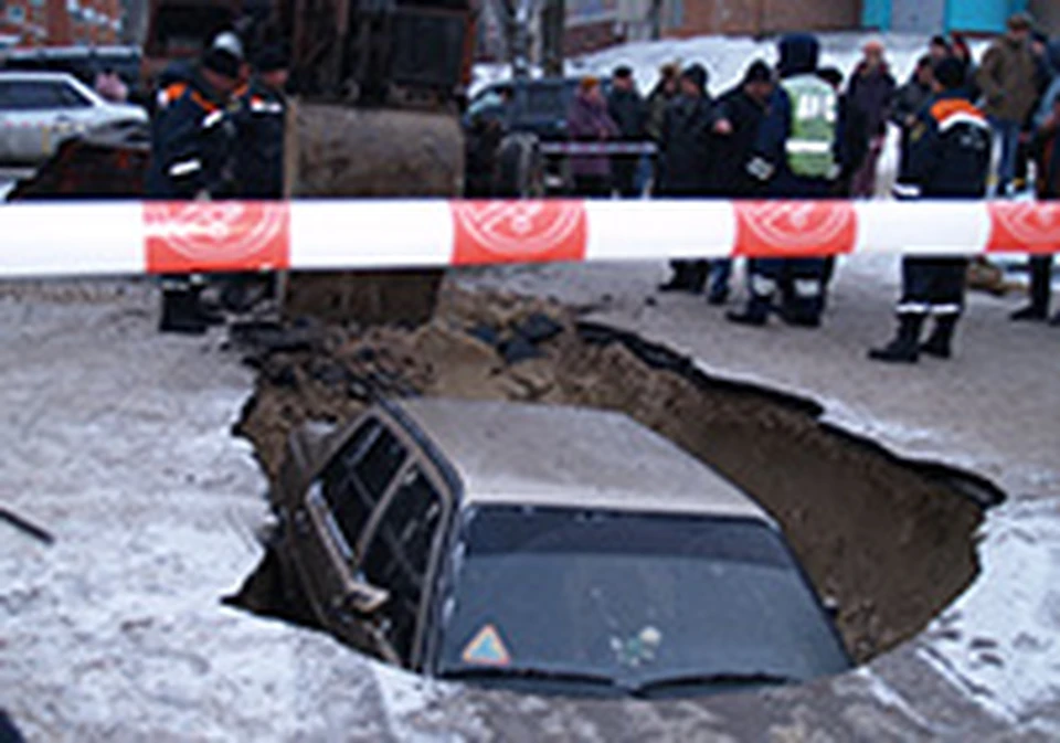 В рязани автомобиль провалился под свежий (положили два месяца назад) асфальт